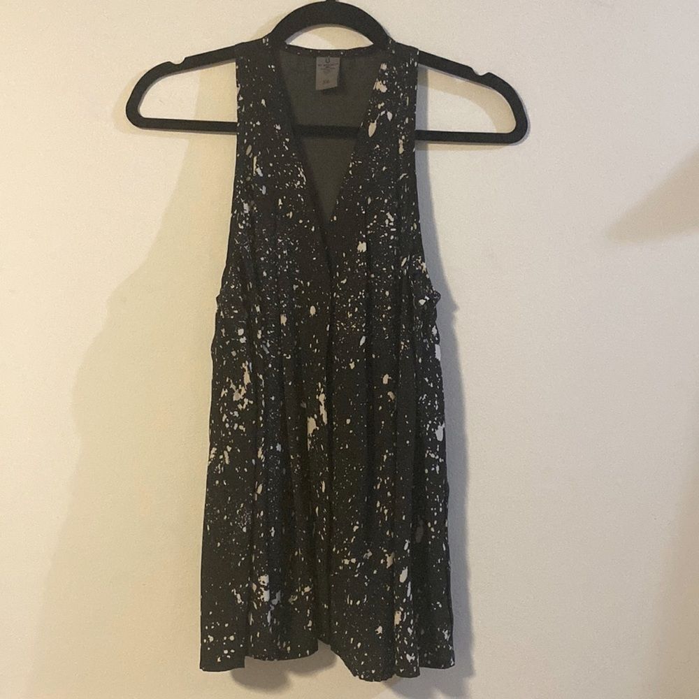 Vera Moda Jeans, Sleeveless Black & White Blouse w/Snaps Down the Front